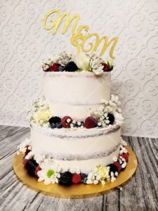 semi-naked cake z polnymi kwiatami i świeżymi owocami
